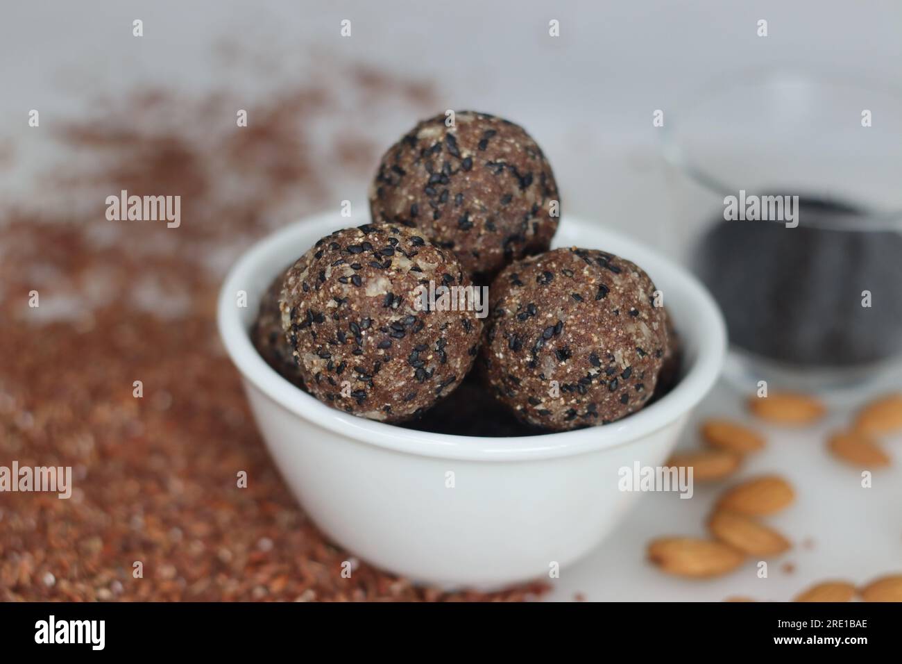 Navara bis laddu. Süße Kugel aus geröstetem und gemahlenem navara-Reis, gerösteten Sesamsamen, Ziegenfleisch und geriebener Kokosnuss mit Kardamomgeschmack. Gesund Stockfoto