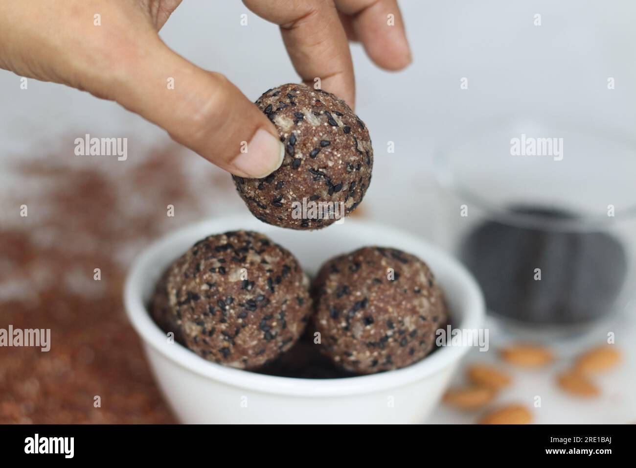 Navara bis laddu. Süße Kugel aus geröstetem und gemahlenem navara-Reis, gerösteten Sesamsamen, Ziegenfleisch und geriebener Kokosnuss mit Kardamomgeschmack. Gesund Stockfoto