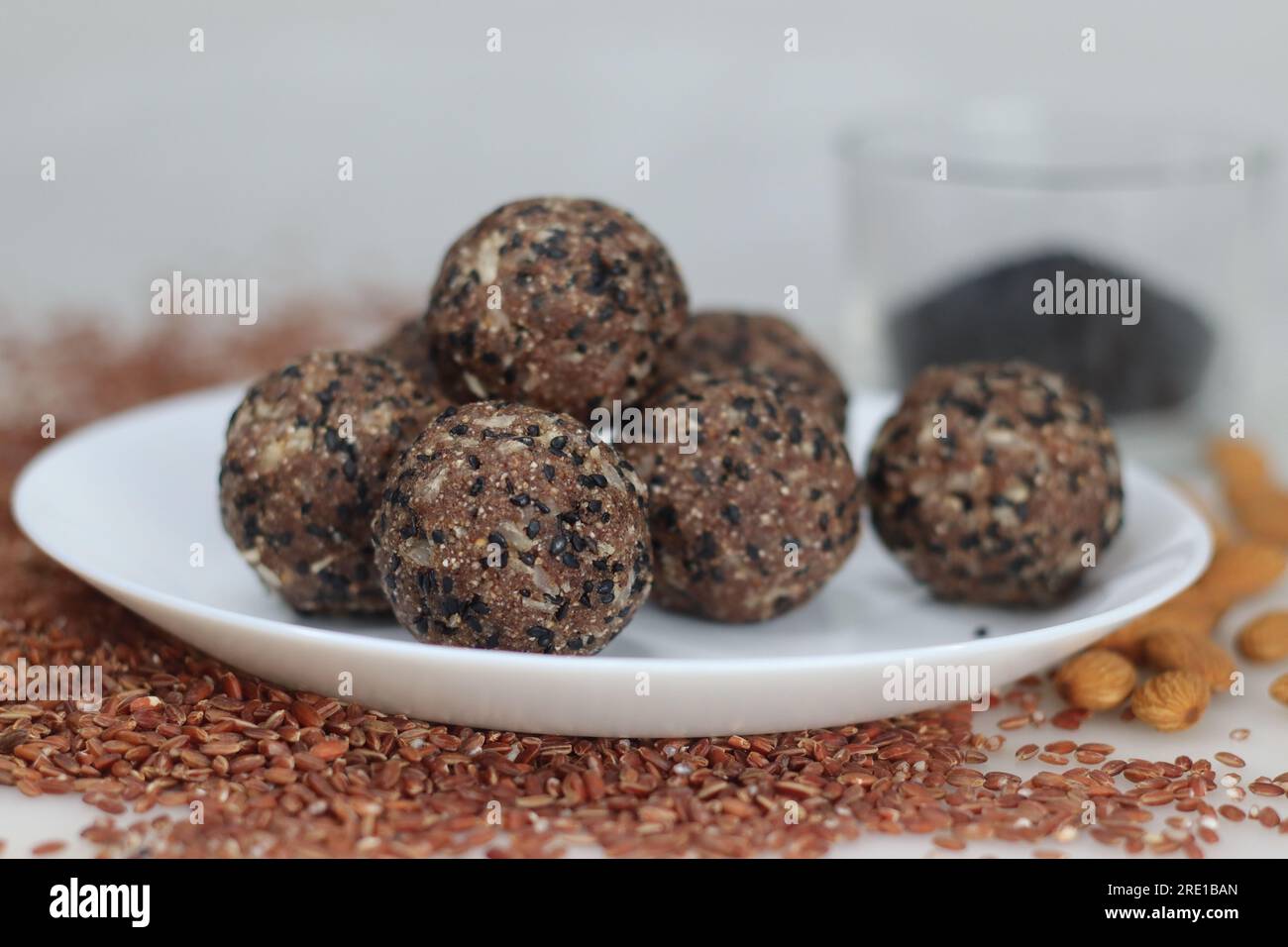 Navara bis laddu. Süße Kugel aus geröstetem und gemahlenem navara-Reis, gerösteten Sesamsamen, Ziegenfleisch und geriebener Kokosnuss mit Kardamomgeschmack. Gesund Stockfoto
