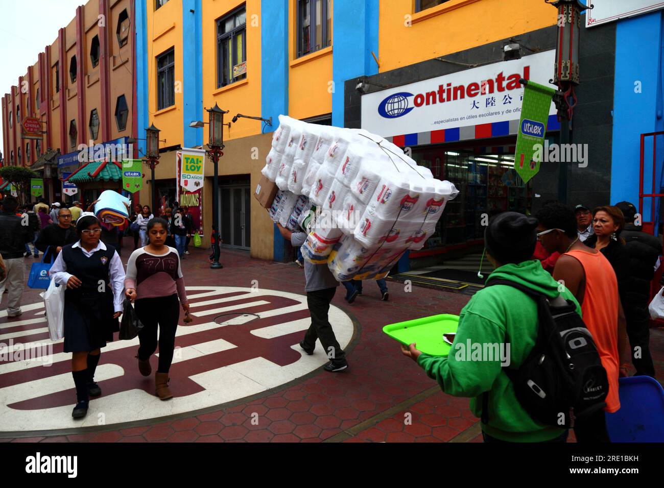 Mann mit Polystyrolschalen und Toilettenrollen durch die Fußgängerzone in Chinatown im Zentrum von Lima, Peru Stockfoto