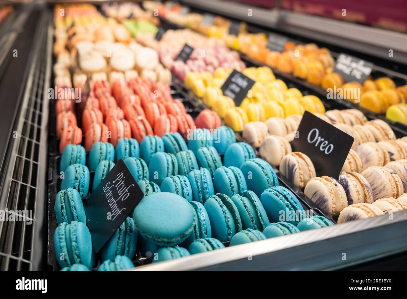 Makronen in einer Konditorei in der Altstadt von Valencia *** Makronen in einer Patisserie in der Altstadt von Valencia Stockfoto