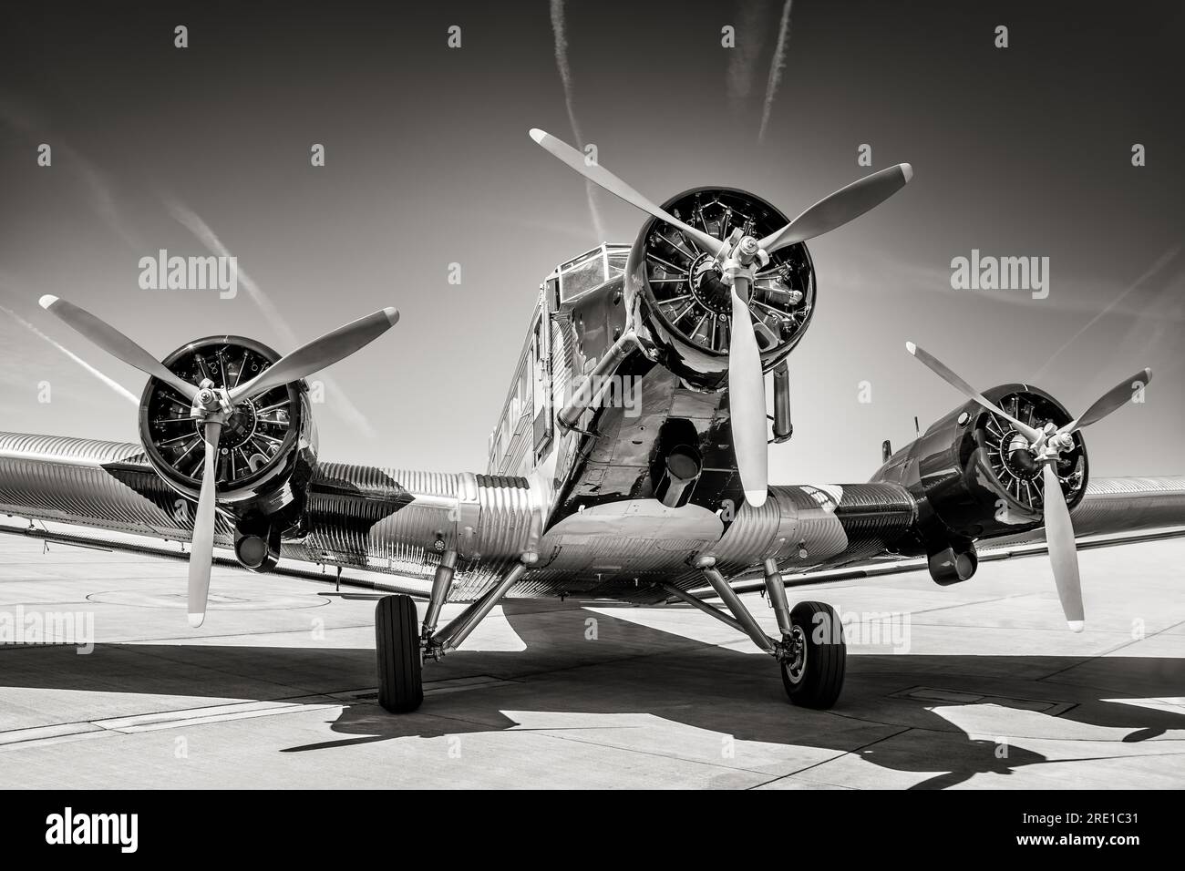 Historische Flugzeuge auf einem Flugplatz Stockfoto