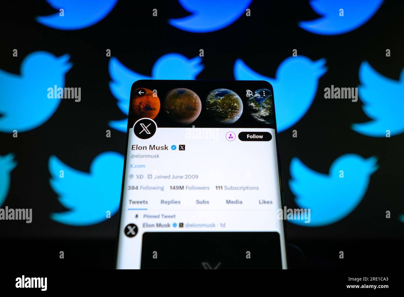 Ahmedabad, Gujarat, Indien. 24. Juli 2023. In dieser Fotoabbildung wird das neue twitter-Logo auf einem Smartphone angezeigt. Elon Musk hat das Twitter-Logo offiziell von dem ikonischen blauen Vogel in ein schwarz-weißes „X“ geändert und sich für ein „minimalistisches Art Deco“ X als Teil der Umbenennung der Social-Media-Plattform entschieden. (Kreditbild: © Saurabh Sirohiya/ZUMA Press Wire) NUR REDAKTIONELLE VERWENDUNG! Nicht für den kommerziellen GEBRAUCH! Stockfoto