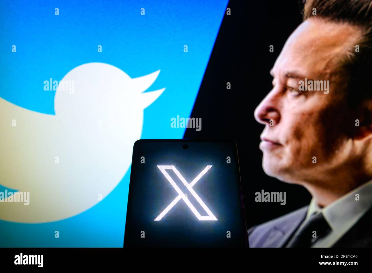 Ahmedabad, Gujarat, Indien. 24. Juli 2023. In dieser Fotoabbildung wird das neue twitter-Logo auf einem Smartphone angezeigt. Elon Musk hat das Twitter-Logo offiziell von dem ikonischen blauen Vogel in ein schwarz-weißes „X“ geändert und sich für ein „minimalistisches Art Deco“ X als Teil der Umbenennung der Social-Media-Plattform entschieden. (Kreditbild: © Saurabh Sirohiya/ZUMA Press Wire) NUR REDAKTIONELLE VERWENDUNG! Nicht für den kommerziellen GEBRAUCH! Stockfoto