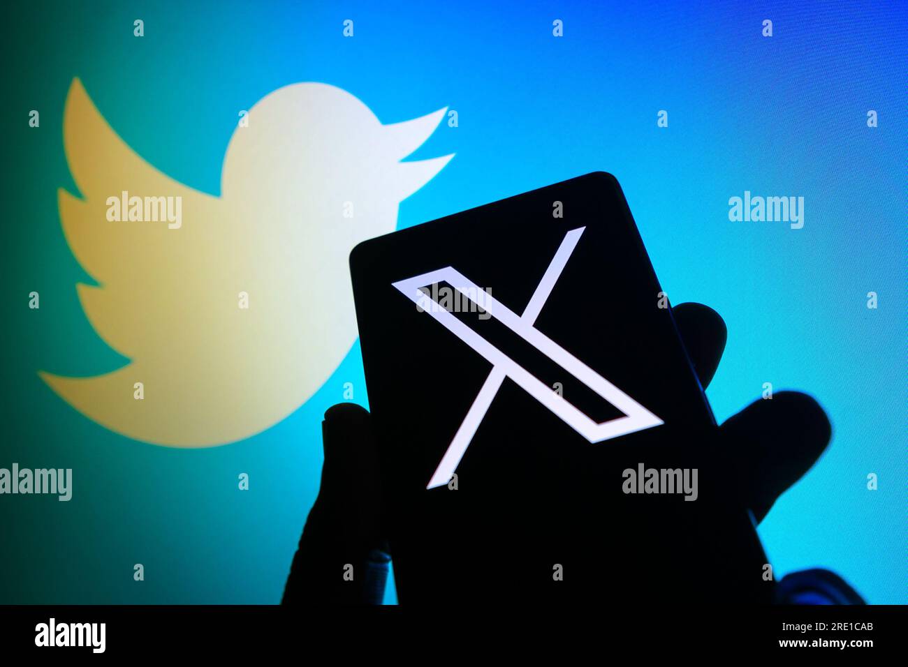 Ahmedabad, Gujarat, Indien. 24. Juli 2023. In dieser Fotoabbildung wird das neue twitter-Logo auf einem Smartphone angezeigt. Elon Musk hat das Twitter-Logo offiziell von dem ikonischen blauen Vogel in ein schwarz-weißes „X“ geändert und sich für ein „minimalistisches Art Deco“ X als Teil der Umbenennung der Social-Media-Plattform entschieden. (Kreditbild: © Saurabh Sirohiya/ZUMA Press Wire) NUR REDAKTIONELLE VERWENDUNG! Nicht für den kommerziellen GEBRAUCH! Stockfoto