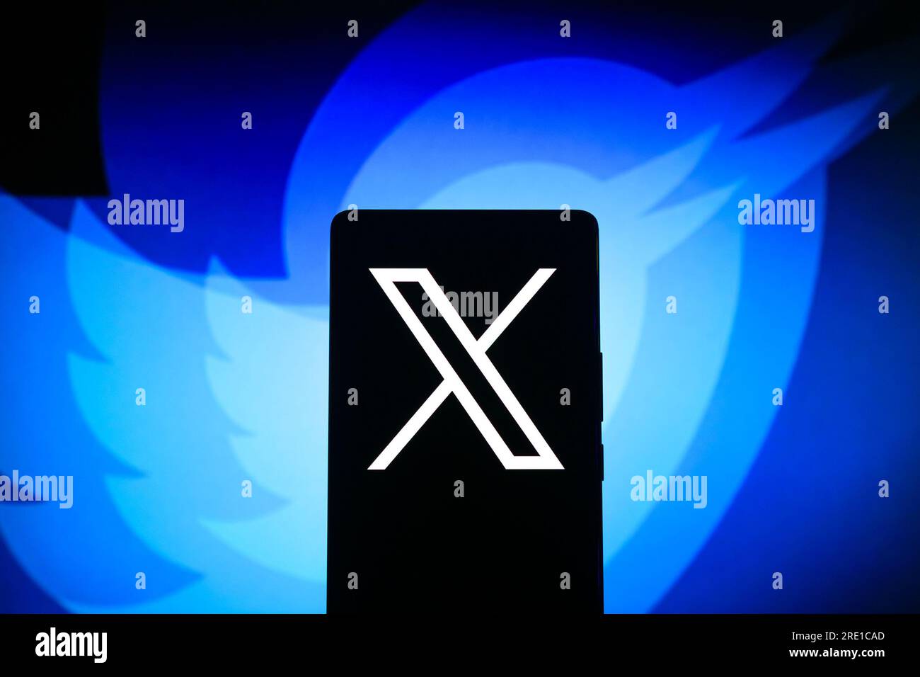 Ahmedabad, Gujarat, Indien. 24. Juli 2023. In dieser Fotoabbildung wird das neue twitter-Logo auf einem Smartphone angezeigt. Elon Musk hat das Twitter-Logo offiziell von dem ikonischen blauen Vogel in ein schwarz-weißes „X“ geändert und sich für ein „minimalistisches Art Deco“ X als Teil der Umbenennung der Social-Media-Plattform entschieden. (Kreditbild: © Saurabh Sirohiya/ZUMA Press Wire) NUR REDAKTIONELLE VERWENDUNG! Nicht für den kommerziellen GEBRAUCH! Stockfoto