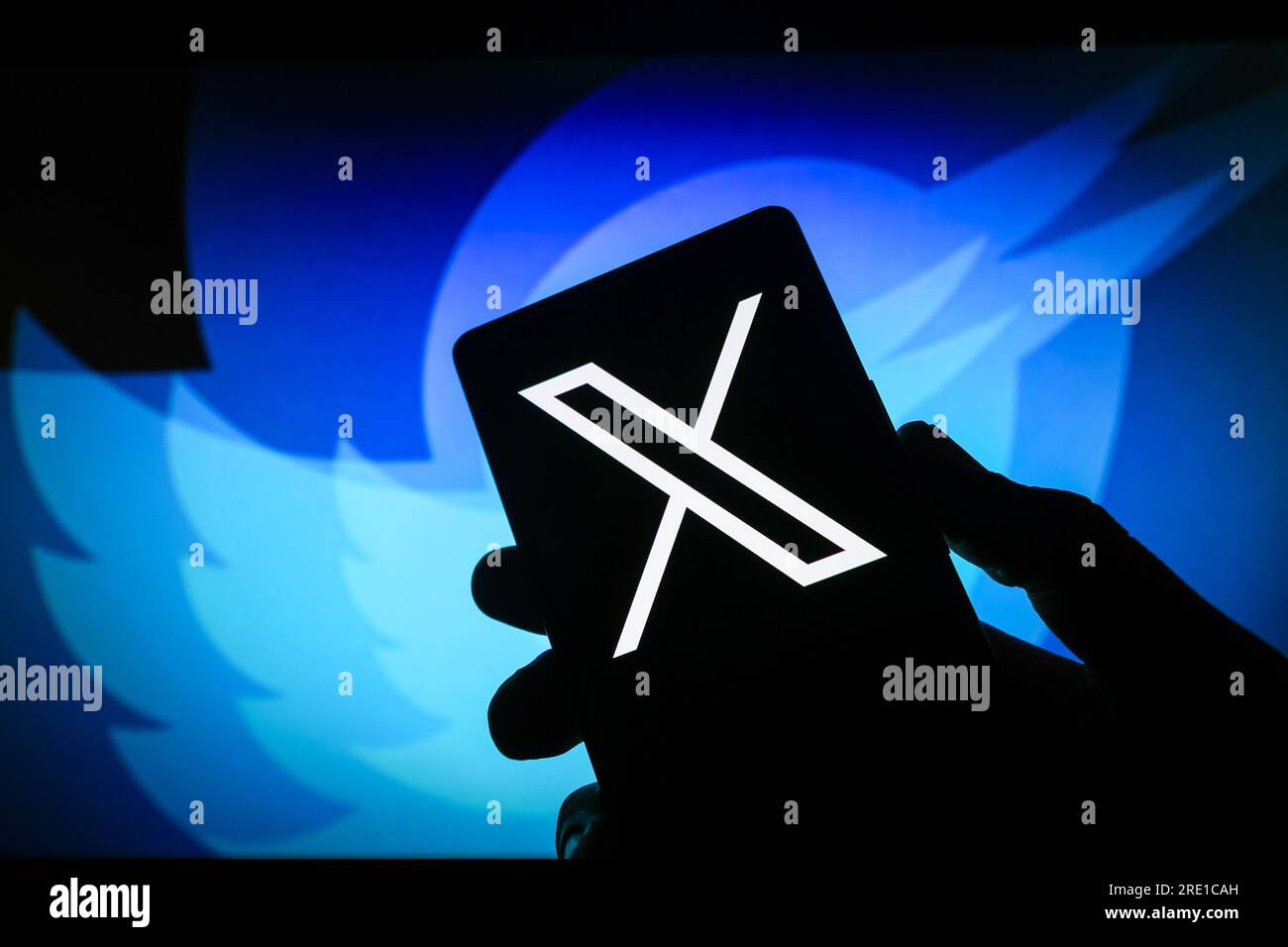 Ahmedabad, Gujarat, Indien. 24. Juli 2023. In dieser Fotoabbildung wird das neue twitter-Logo auf einem Smartphone angezeigt. Elon Musk hat das Twitter-Logo offiziell von dem ikonischen blauen Vogel in ein schwarz-weißes „X“ geändert und sich für ein „minimalistisches Art Deco“ X als Teil der Umbenennung der Social-Media-Plattform entschieden. (Kreditbild: © Saurabh Sirohiya/ZUMA Press Wire) NUR REDAKTIONELLE VERWENDUNG! Nicht für den kommerziellen GEBRAUCH! Stockfoto