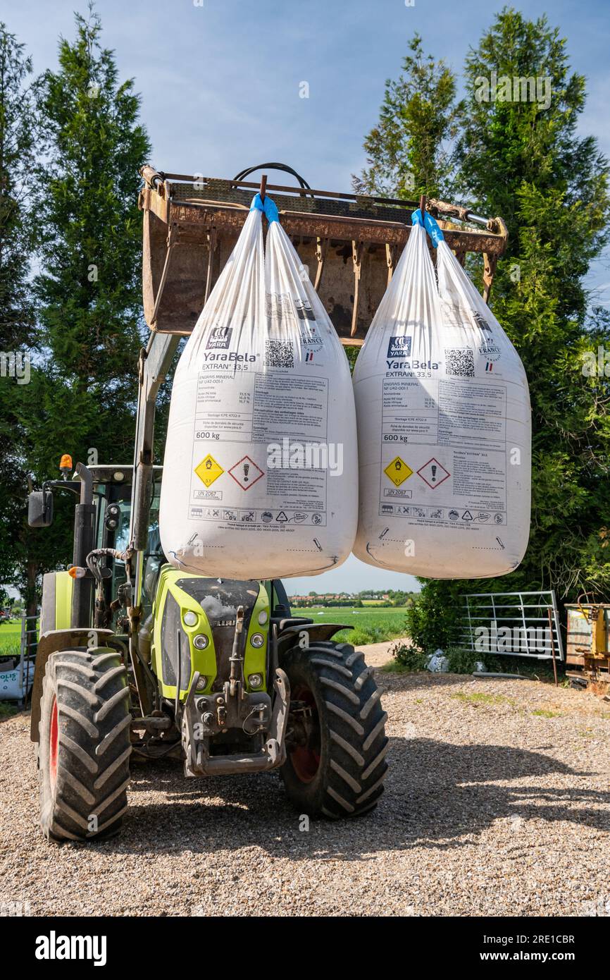 Landwirtschaftlicher Yara-Dnger, Dngemittelbeutel, die von einem Traktor,  YaraBela EXTRAN (33,5 % N), angehoben werden, krniger Ammoniumnitrat-Dnger  Stockfotografie - Alamy
