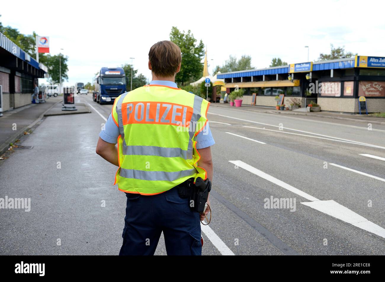Polizeikontrolle durch deutsche Polizeibeamte an der französischen deutschen Grenze in Rheinau auf Fahrzeuge, die nach Deutschland einreisen. Polizeibeamter wurde von der Polizei gesehen Stockfoto