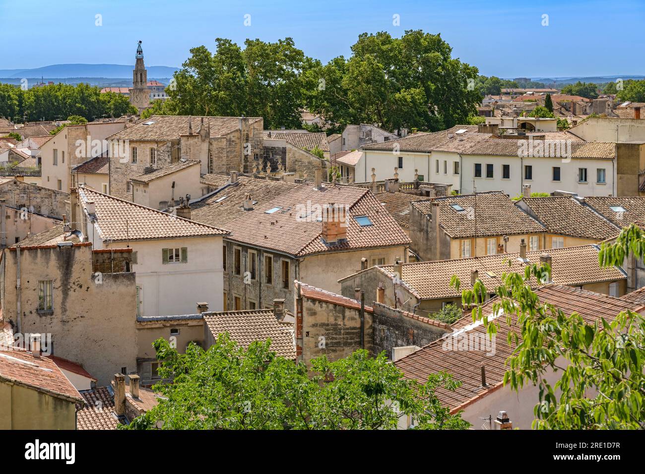 Stadtbild über terrakottafarbenen Dächern und hübschen Straßen in Avignon im Süden Frankreichs. Erschossen vom Jardin des Doms, in der Nähe des Papstpalastes. Stockfoto