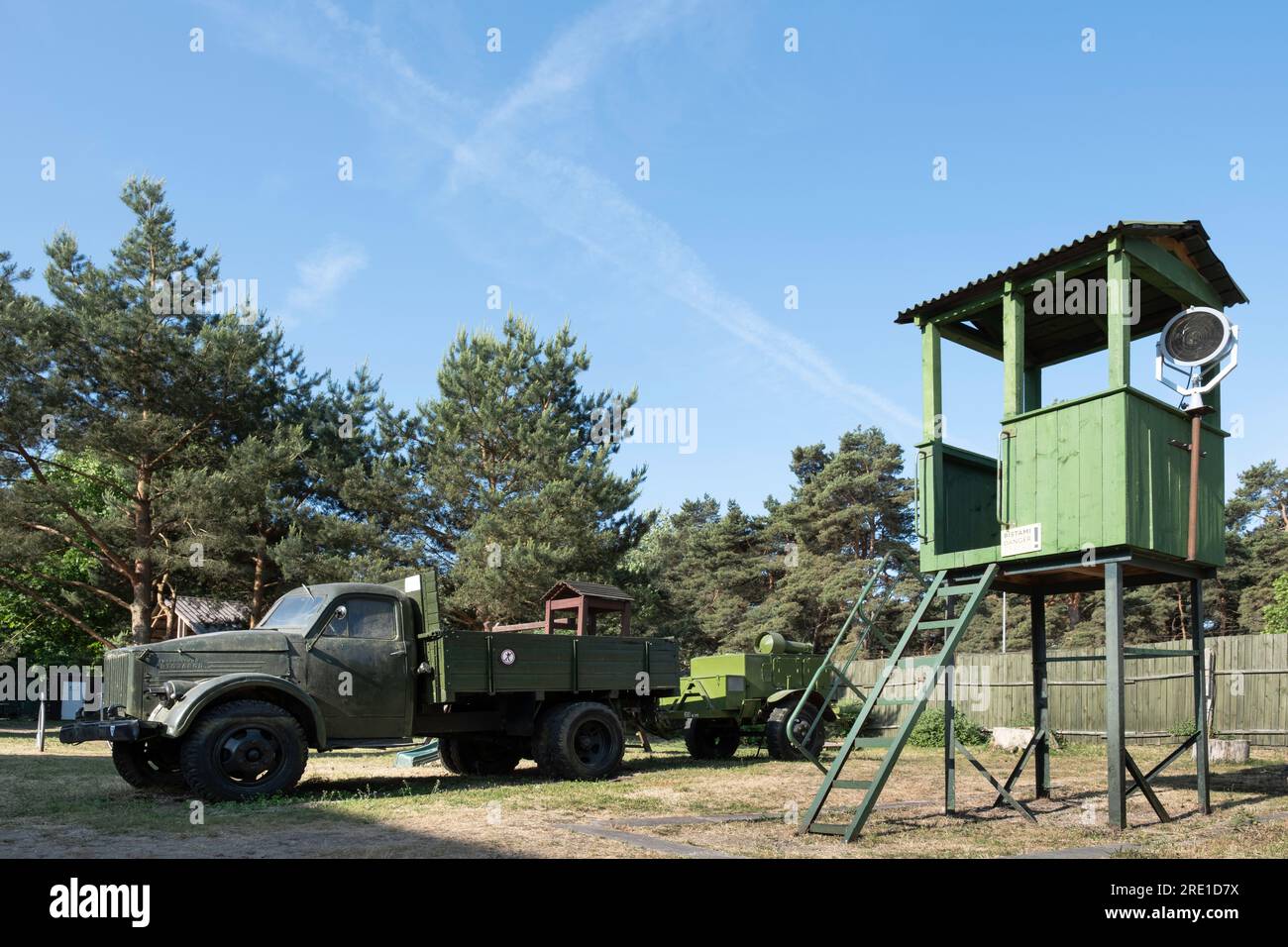 Wachturm und alter russischer Truck im Karosta-Gefängnismuseum am ehemaligen russischen Kaiserstützpunkt und sowjetischen Marinestützpunkt in Liepāja, Lettland Stockfoto