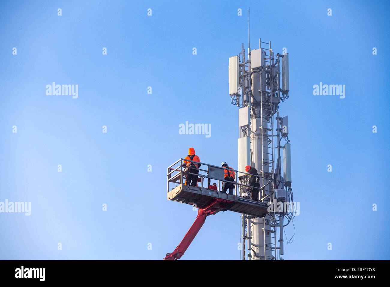 5G-Einführung in Frankreich: Installation von Mobilfunk-Relaisstationen mit einer Hubarbeitsbühne. Techniker bei der Arbeit. Französisches Telefon und Internet Pro Stockfoto