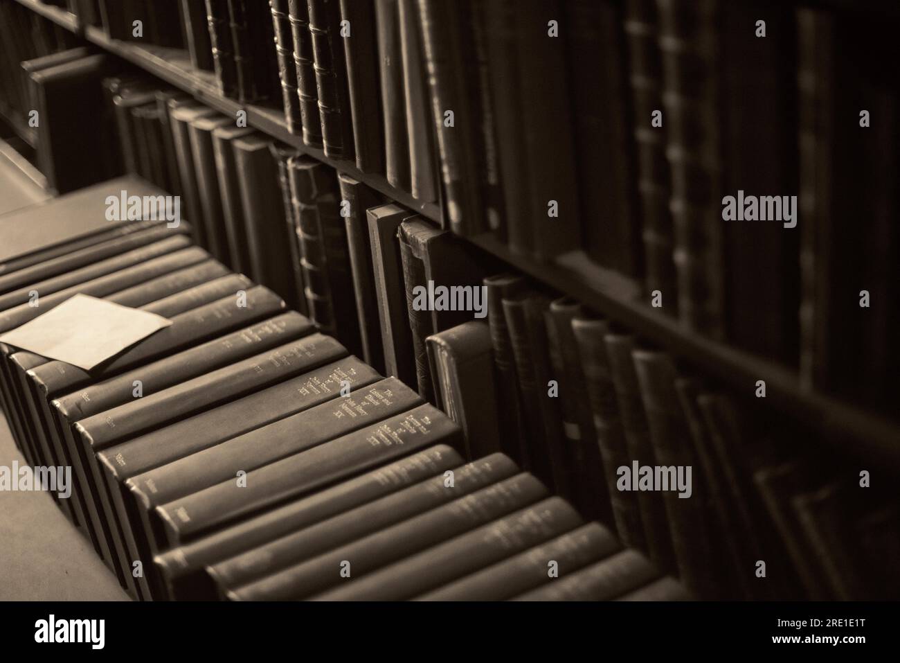 Alte Bücher in einer Bibliothek Stockfoto