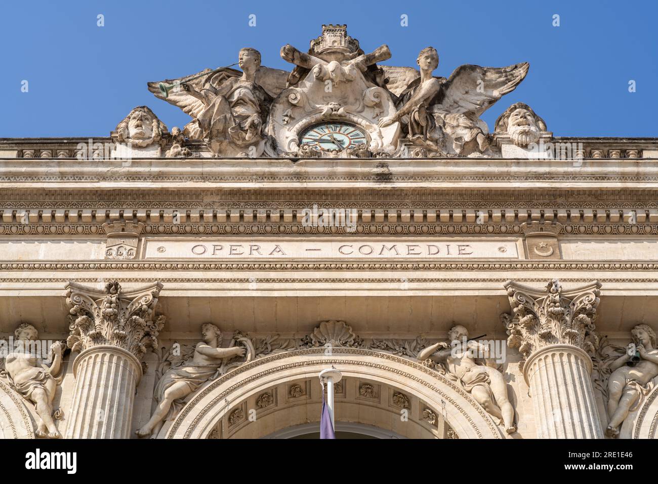 Montpellier, Frankreich - 07 23 2023 : Blick auf die historische Steinfassade und das berühmte Opernhaus Comedie Stockfoto