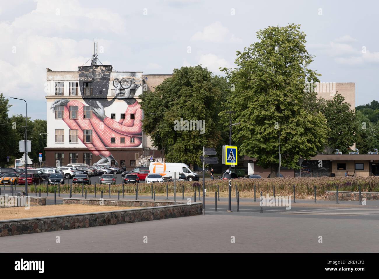 Straßenkunst „man raucht eine Pfeife“ eines unbekannten Künstlers an einer Wand eines Gebäudes in der litauischen Stadt Kaunas Stockfoto