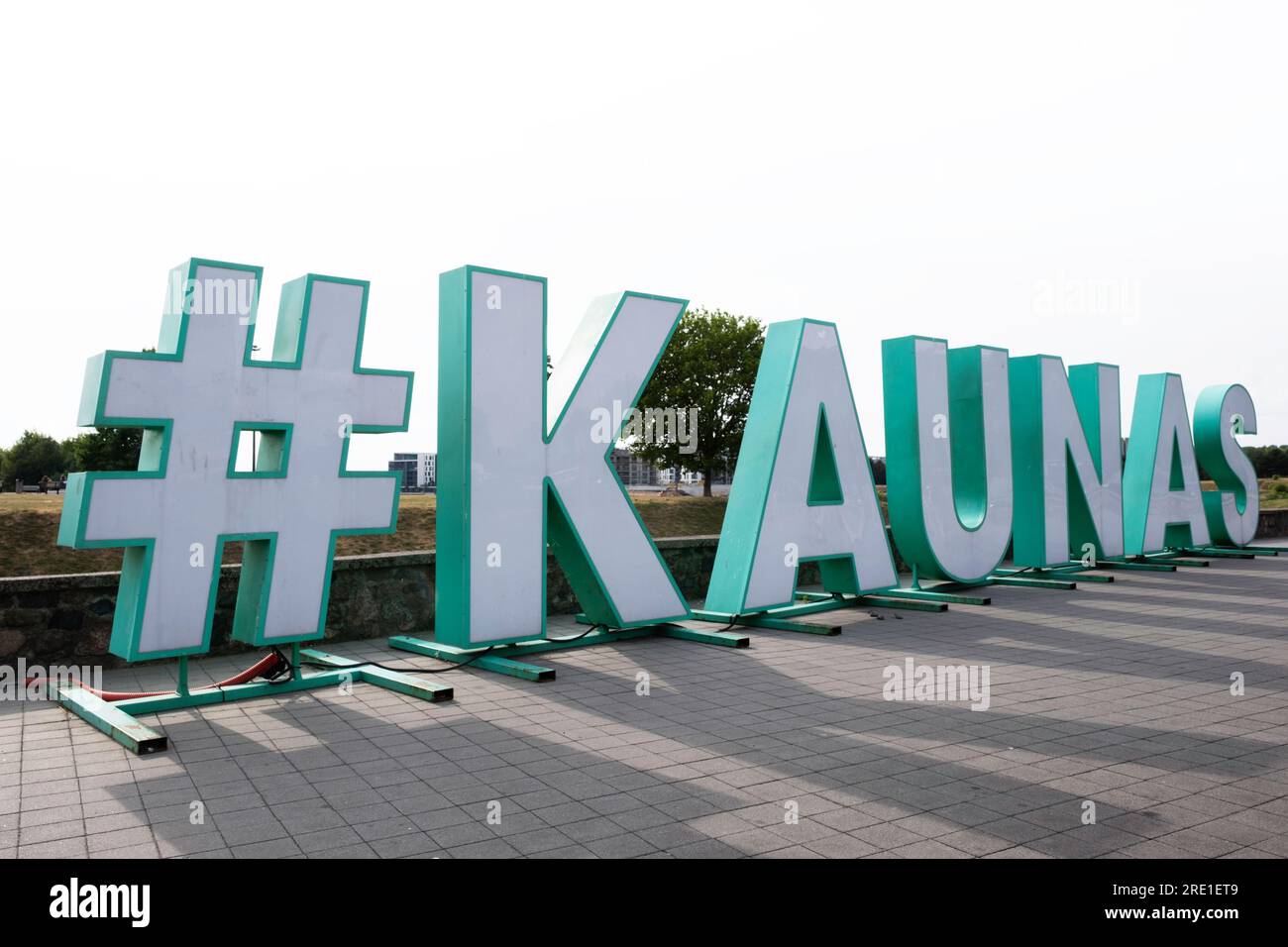 Lebensgroße Buchstaben hashtag KAUNAS auf einem Platz in der litauischen Stadt Kaunas Stockfoto