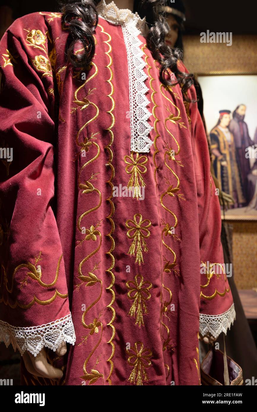 Rotes Tuch mit goldfarbenen Nähten. Schloss Trakai und Museum in Trakai, Litauen. Ausstellung historischer Kleidung Stockfoto