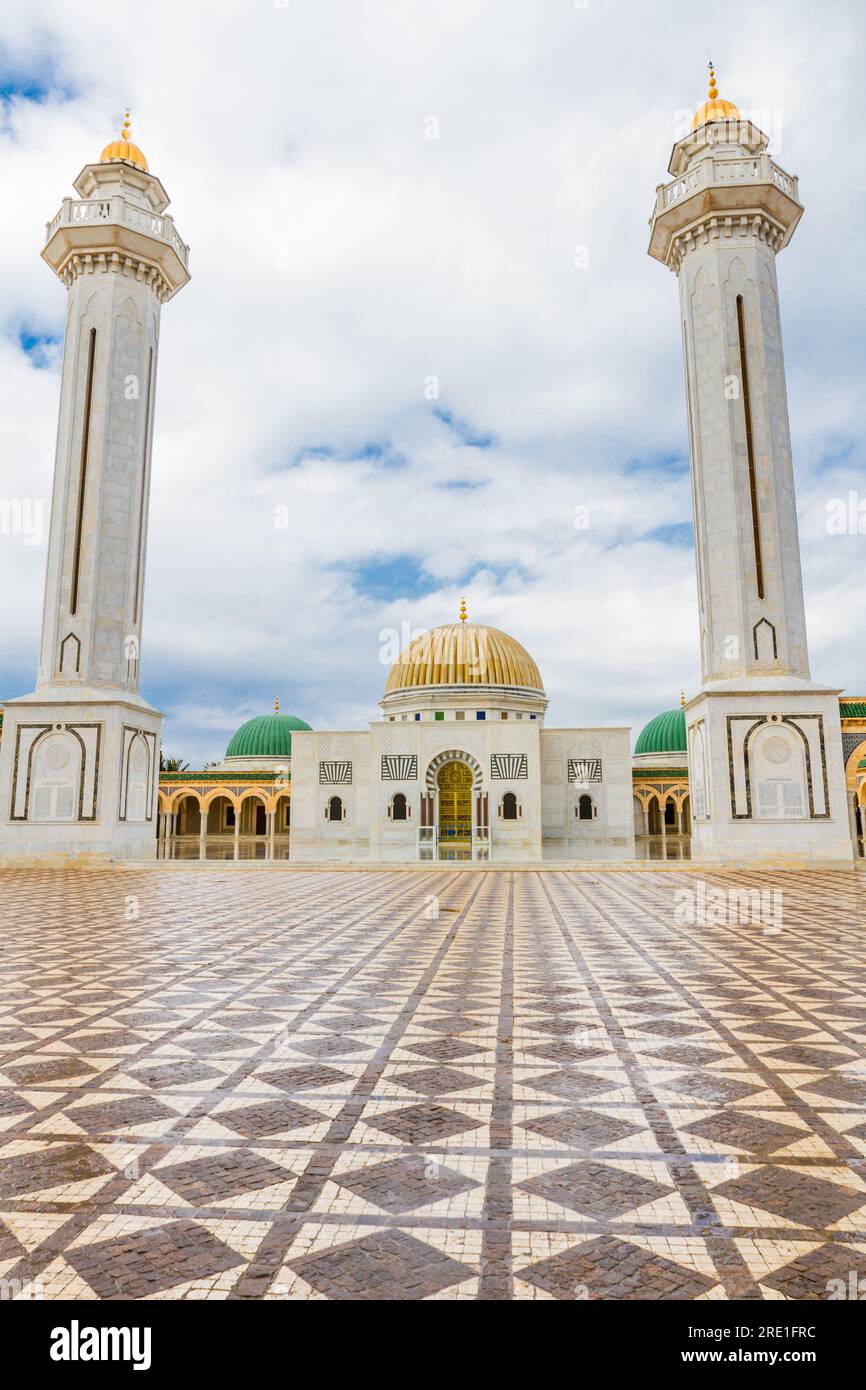 Religiöses Gebäude im Tunesischen Mausoleum Habib Bourguiba nach dem Regen. Monastir, Tunesien, Afrika Stockfoto