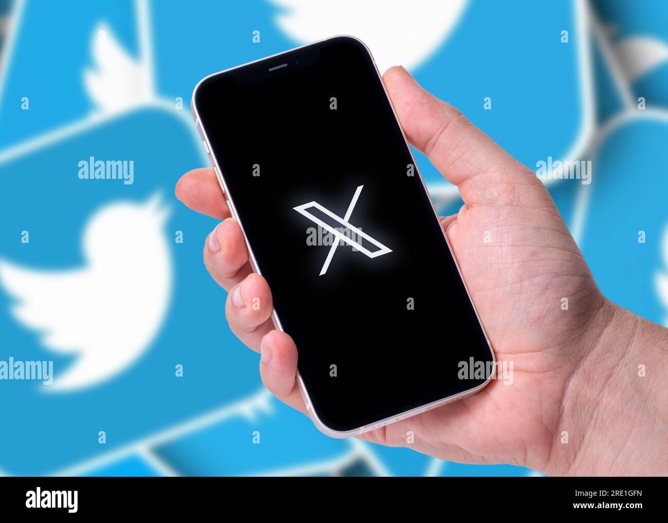 Antalya, Türkei - 24. Juli 2023: Twitter X-Logo auf Smartphone und Twitter-Logo im Hintergrund Stockfoto