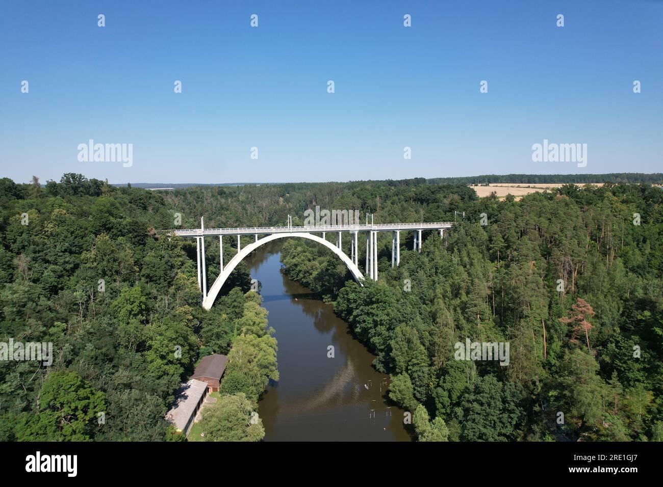 Die Bechyne Bridge oder Bechyne Rainbow, Selten Rainbow Bridge ist eine einzigartige Brücke mit Stahlbetonbogen über den Fluss Luznice. Luftaufnahme zum Monument i. Stockfoto