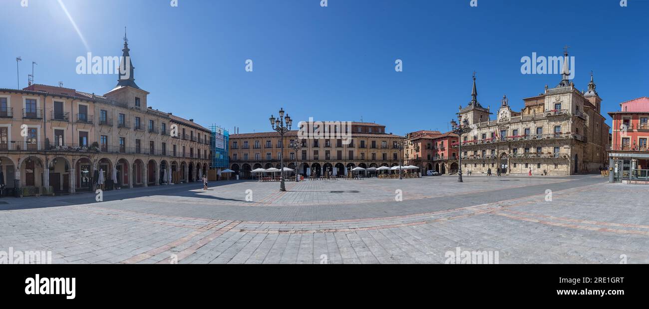 León Spanien 07 04 2021 Uhr Panoramablick auf den León Plaza Mayor