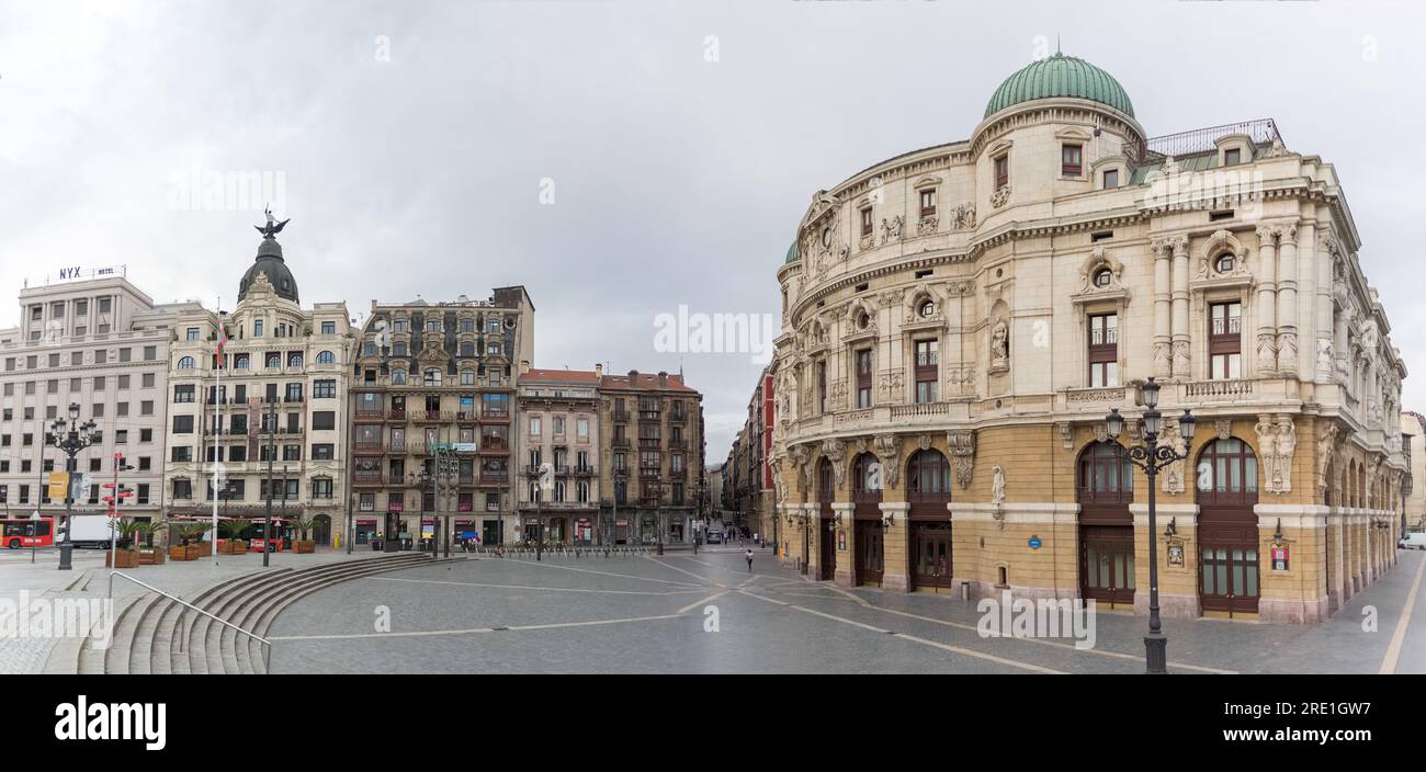 Bilbao Spanien - 07 05 2021 Uhr: Panoramablick von außen auf den Arriaga-Platz, eine ikonische plaza am Casco Viejo, Arriaga-Theater, Bilbao Downtown City, Spanien Stockfoto