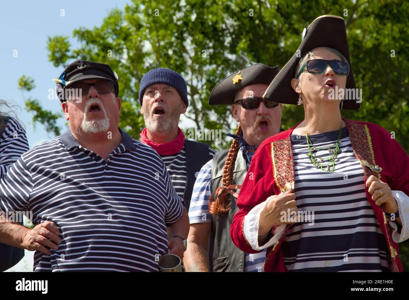 Mitglieder der Southampton Salty Sea Dogs Shanty Crew, die Als Matrosen und Piraten verkleidet Ein Sea Shanty singt, England, Großbritannien Stockfoto