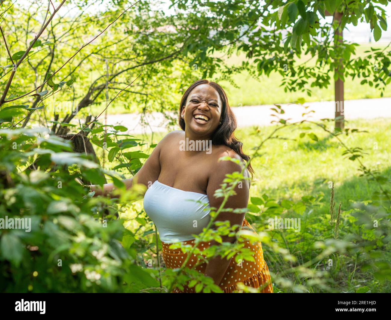 Eine dicke schwarze Frau draußen im Wald Stockfoto