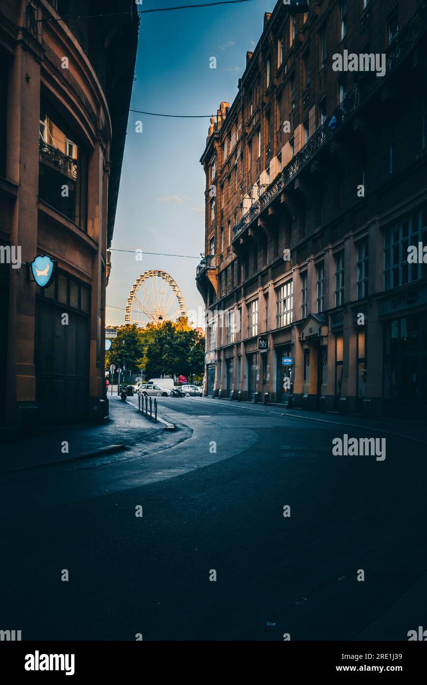 Budapests bezaubernde Straße: Fesselnder Blick auf das Riesenrad - Ungarns Charme enthüllt Stockfoto