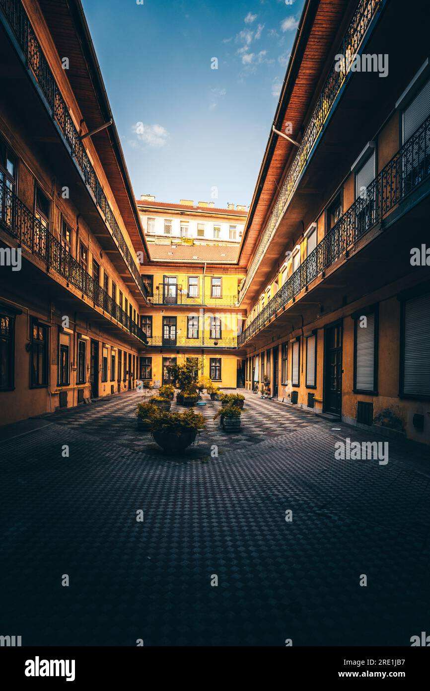 Die berühmten und bekannten Höfe und Hinterhöfe im jüdischen Viertel Budapest in Ungarn. Typisch für die ungarische Architektur in der Stadt Stockfoto