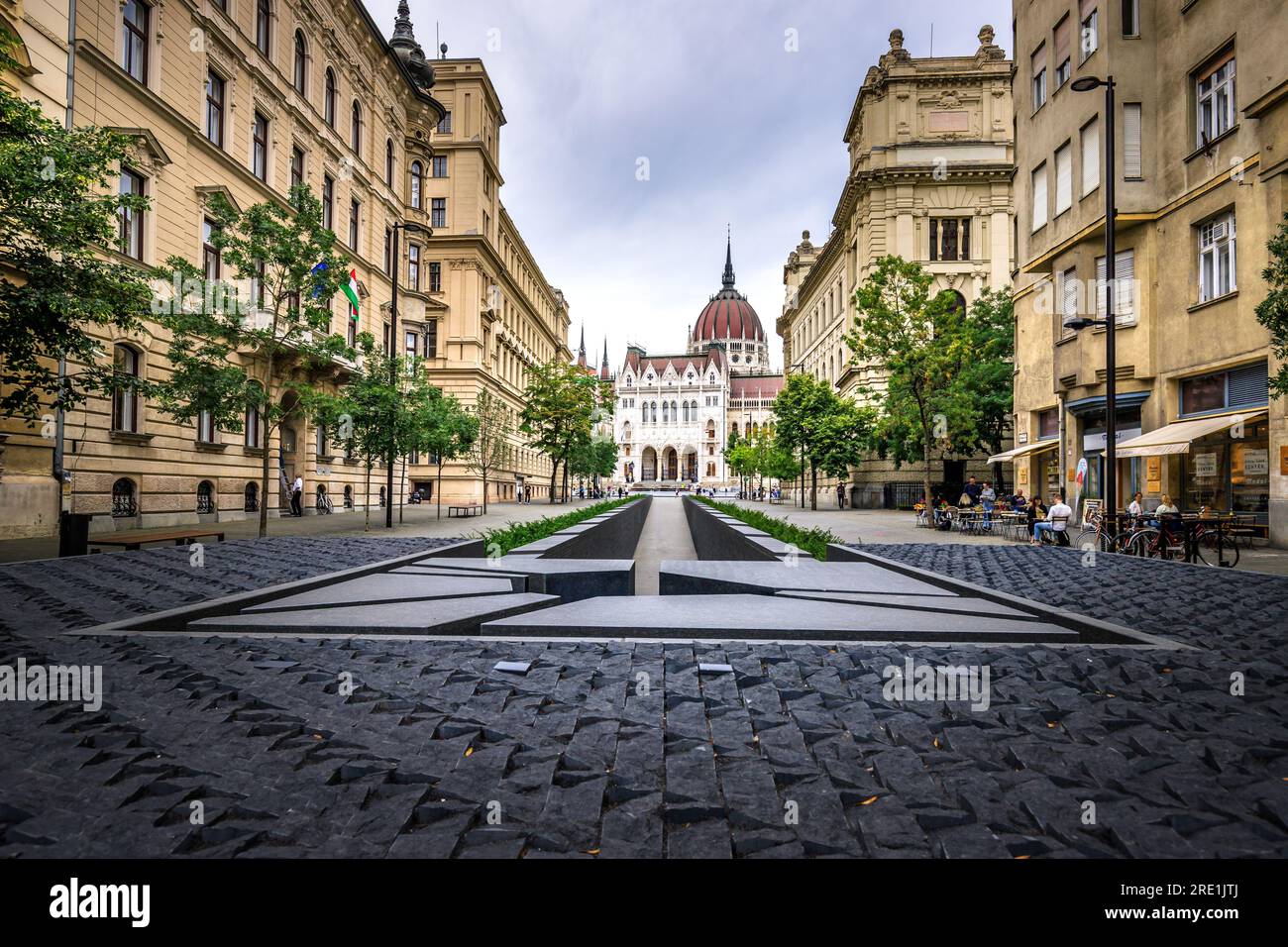 Budapest Ungarn. Das Parlament und das Trianon Monument bei Sonnenuntergang. Ein wunderschönes Denkmal mit Linien, die zum parlamentsgebäude führen. Besichtigungstour Stockfoto