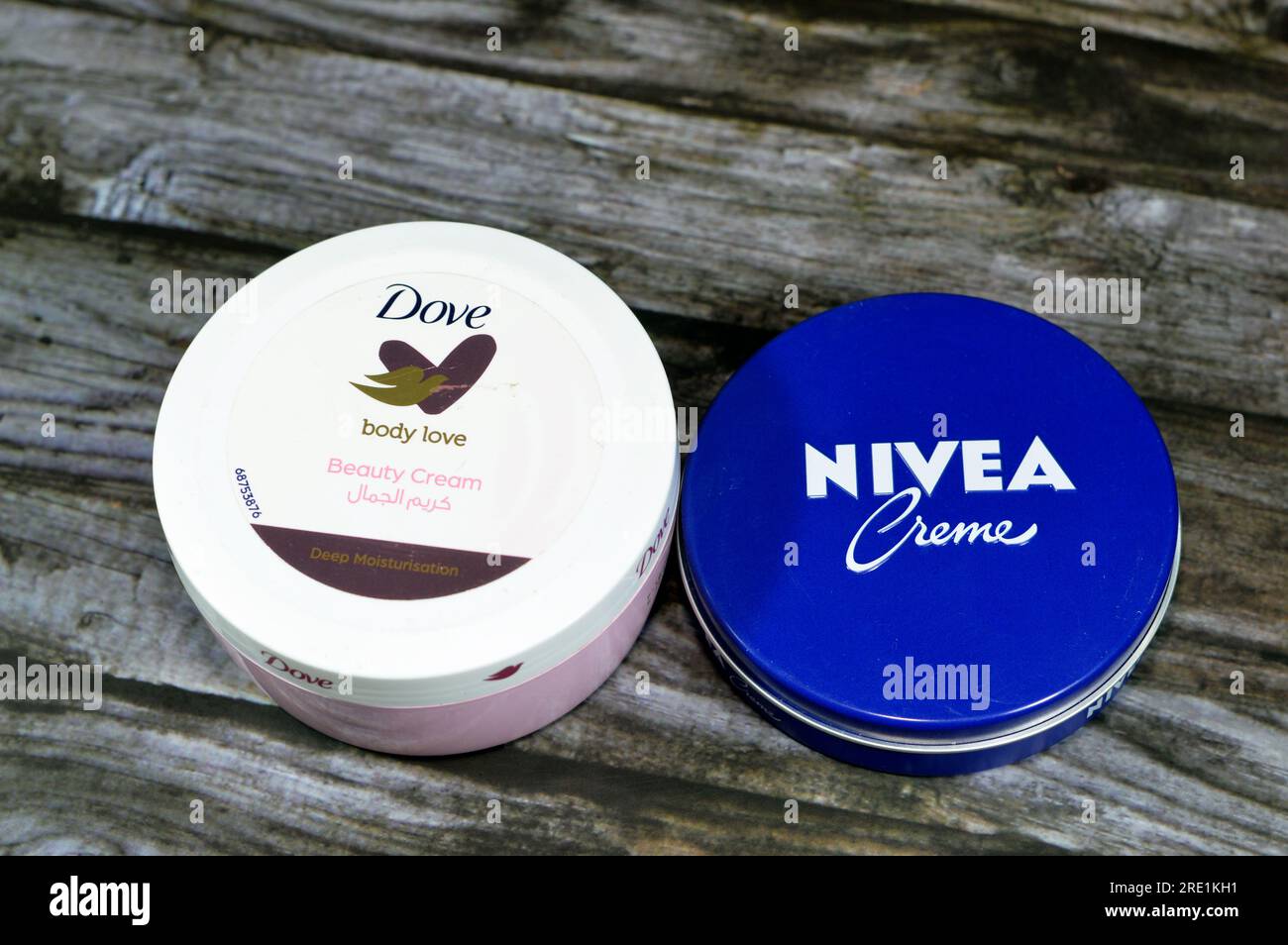 Gizeh, Ägypten, Juli 21 2023: Hautpflegecremes von Nivea und Dove, Nivea ist eine deutsche Körperpflegemarke Beiersdorf Global AG und Dove is Dove ist eine Person Stockfoto