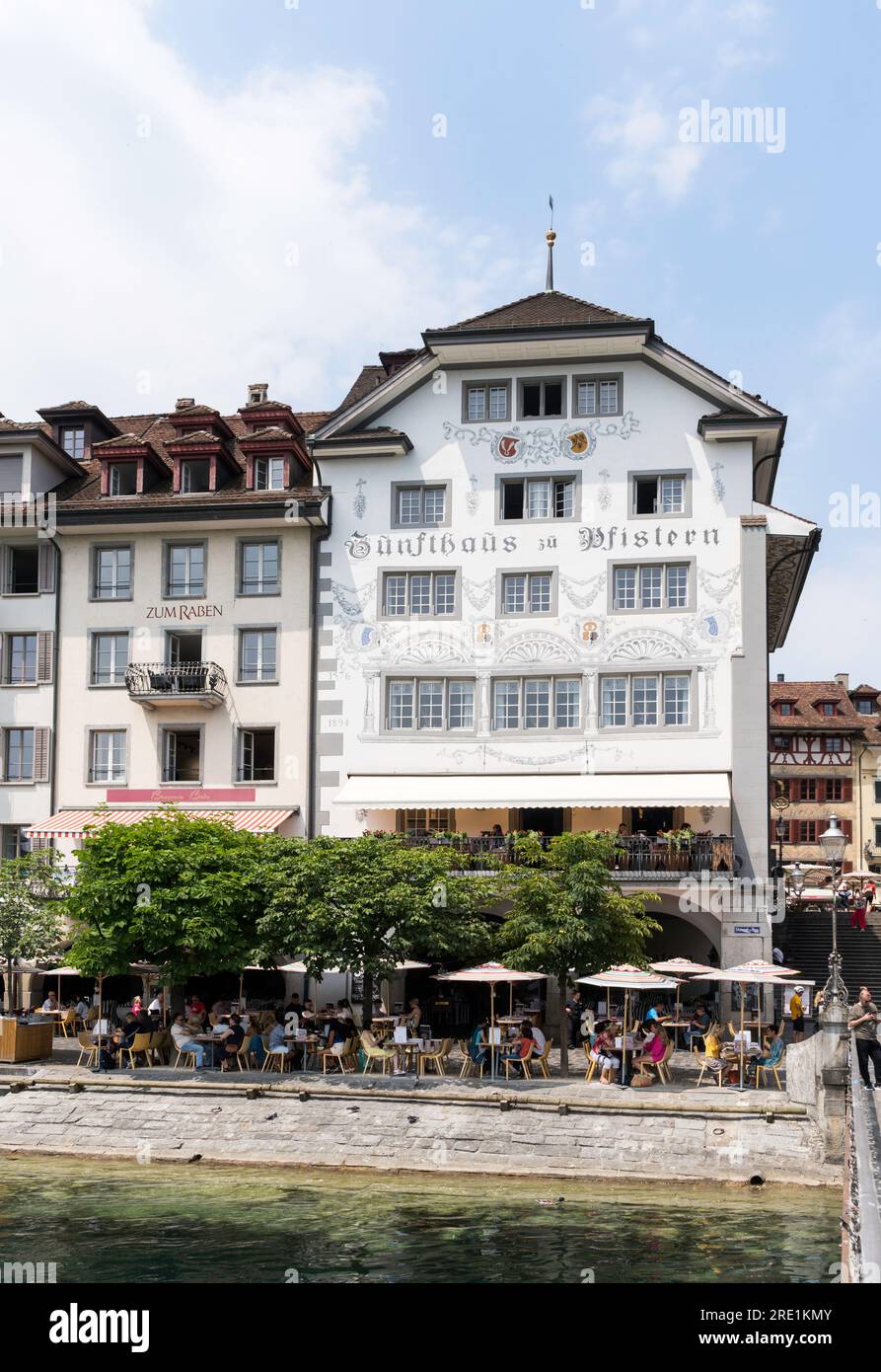 Leute, die vor dem Zunfthausrestaurant Pfistern, Luzern, Schweiz, Europa sitzen Stockfoto