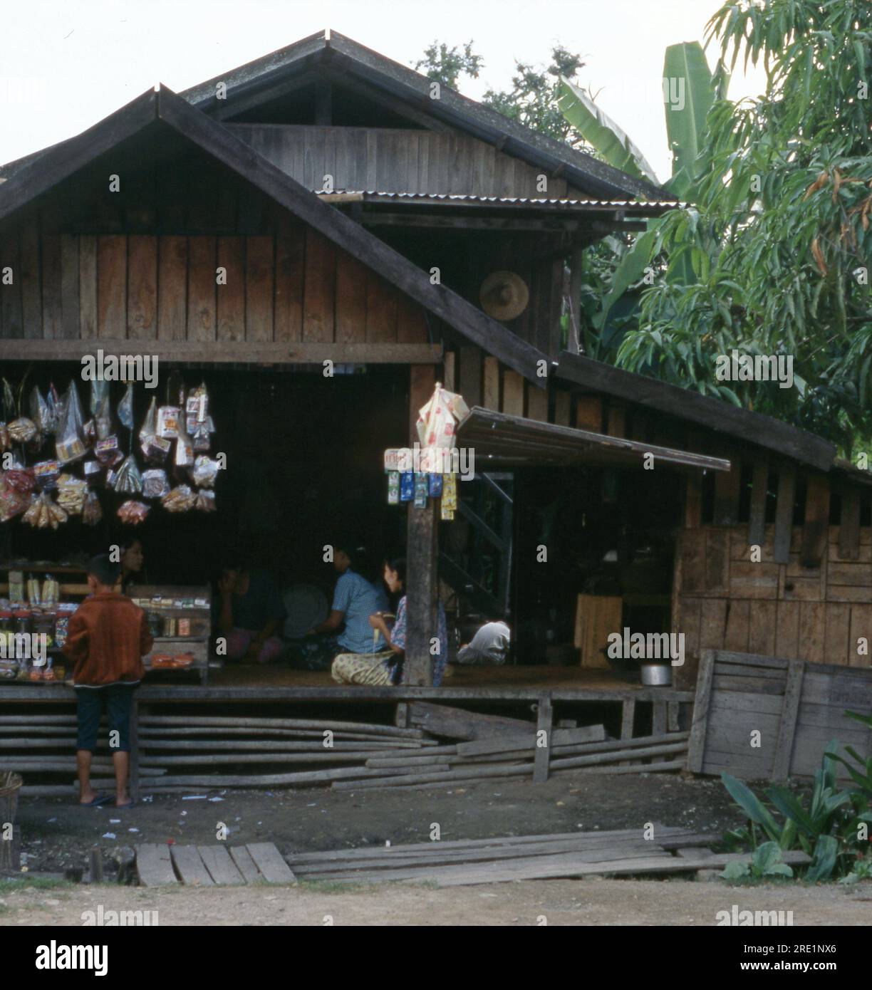 Bilder aus Birma, (Myanmar) und Thailand von 1995. Einschließlich Rangoon, Mandalay, Bangkok. Tempel, Wats, Streetlife, Elefantenreiten, Überschwemmung, Sport, Tiere usw. Stockfoto