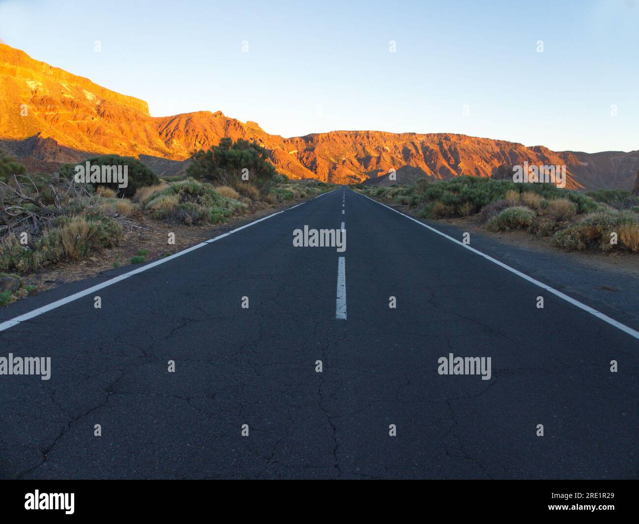 Eine gerade Straße mit Markierungen am Horizont in Las Cañadas del Teide, una carretera recta con las marcas convergiendo en el horizonte. Stockfoto