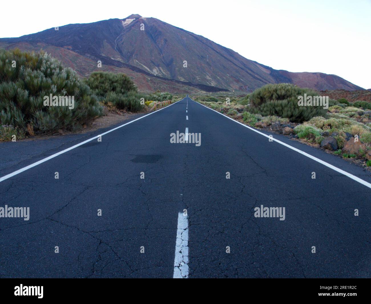 Eine gerade Straße mit Markierungen am Horizont in Las Cañadas del Teide, una carretera recta con las marcas convergiendo en el horizonte. Stockfoto