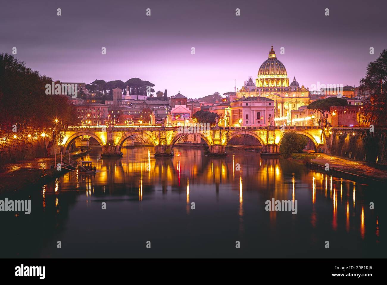 Blick auf den Vatikan vom Tiber unter dem Abendhimmel - ruhige Schönheit am Ufer Roms Stockfoto