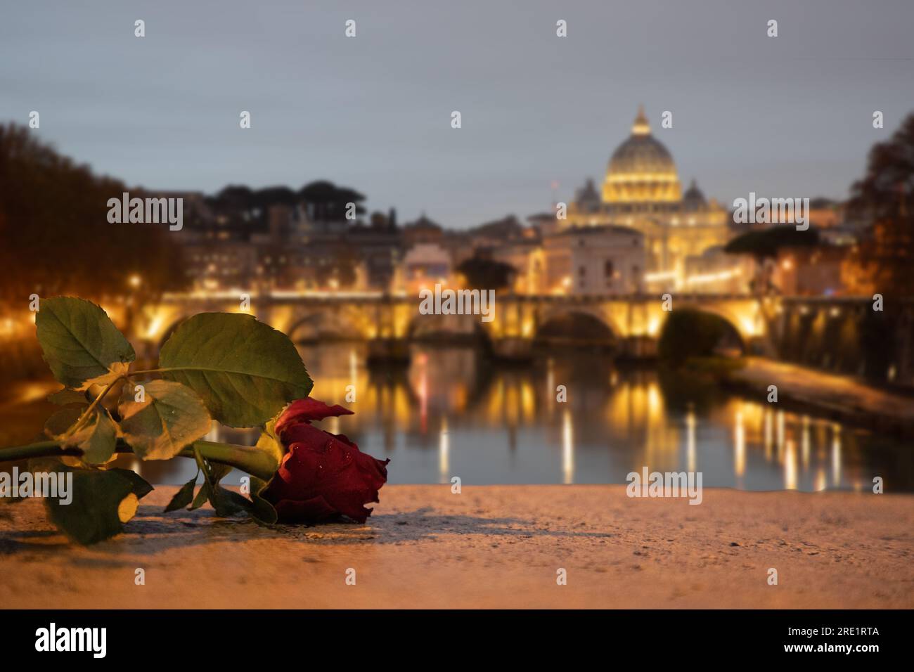 Blick auf den Vatikan vom Tiber unter dem Abendhimmel - ruhige Schönheit am Ufer Roms Stockfoto