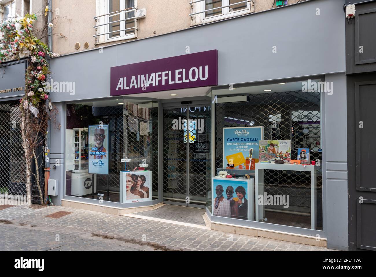 Außenansicht eines Alain Afflelou Stores. Alain Afflelou ist ein französisches Unternehmen, das Brillen und optische Produkte über ein Netzwerk von Ladenketten verkauft Stockfoto