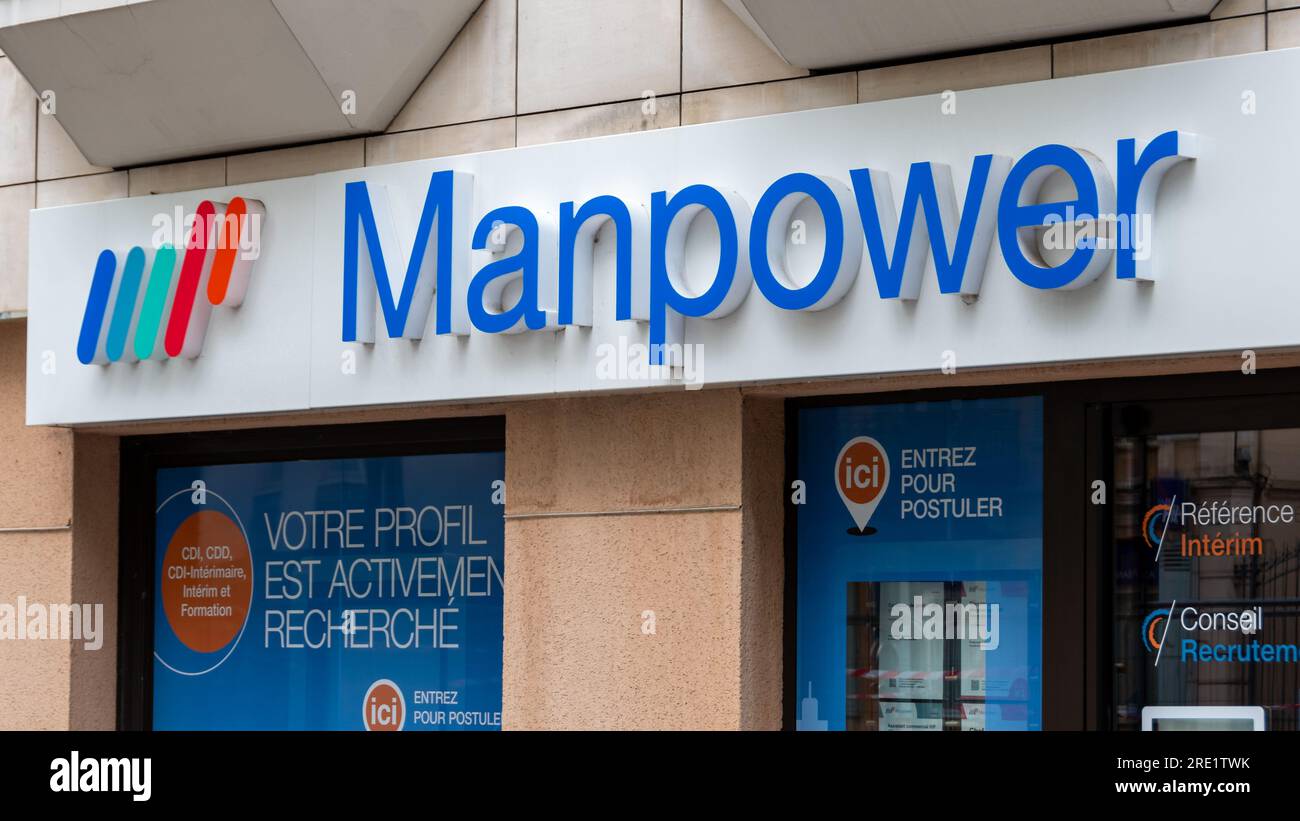 Schild und Logo eines Manpower Büros. Manpower ist eine Marke des multinationalen Unternehmens ManpowerGroup, das sich auf Personal und Zeitarbeit spezialisiert hat Stockfoto