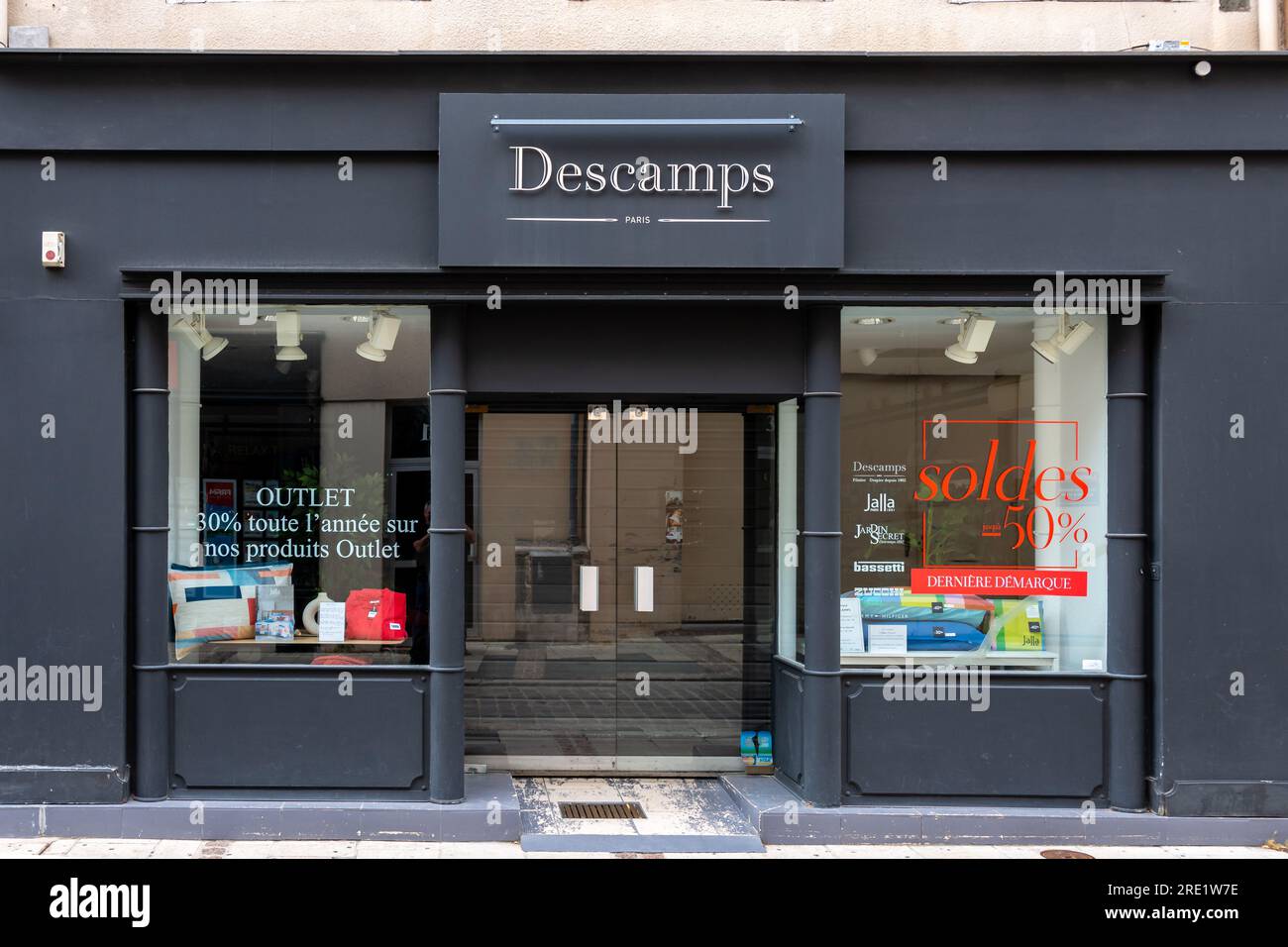 Außenansicht einer Descamps-Boutique. Descamps ist ein französisches Textilunternehmen, das Haushaltswäsche (Bettwäsche, Handtücher usw.) herstellt und vermarktet. Stockfoto