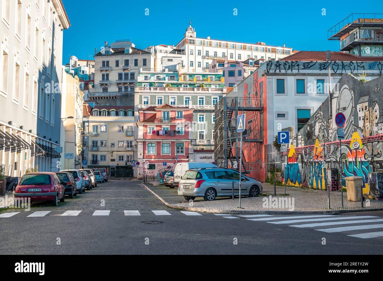 Altstadt von Lissabon, enge Gassen, alte farbenfrohe Häuser, städtisches Stadtbild von Portugal Stockfoto