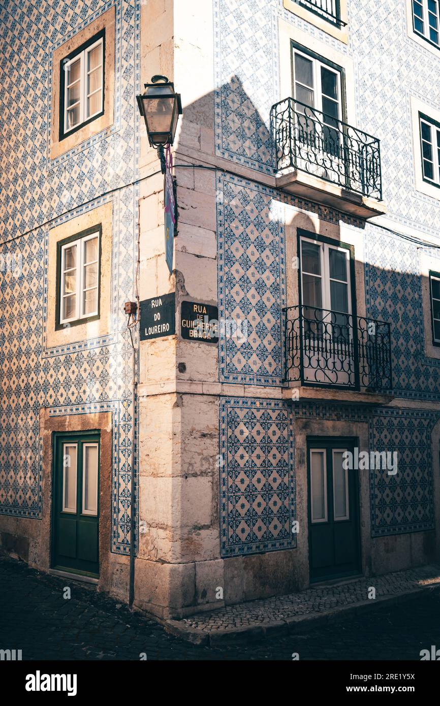 Wunderschöne enge Straßen, Häuser und Geschäfte in der historischen Altstadt von Alfama. Mittelmeer, Lissabon, Portugal Stockfoto