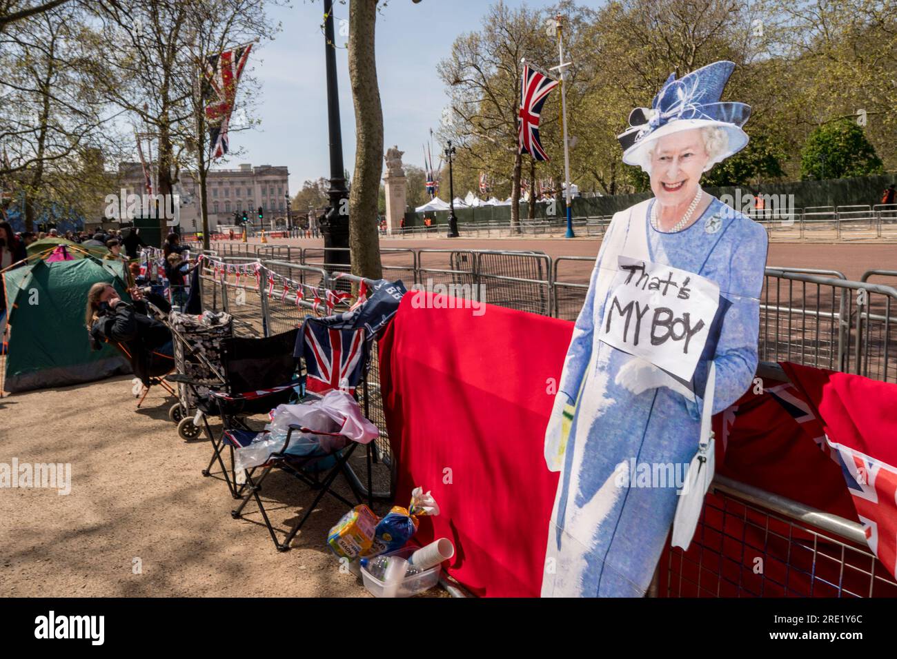 Leute in der Schlange am Einkaufszentrum Buckingham Palace, um Kings Charles Coronation am 6. Mai 2023 zu sehen Stockfoto