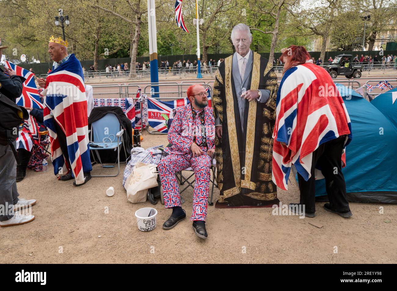 Leute, die sich am 6. Mai 2023 für die Krönung von König Karl in der Nähe des Buckingham Palace anstellen Stockfoto