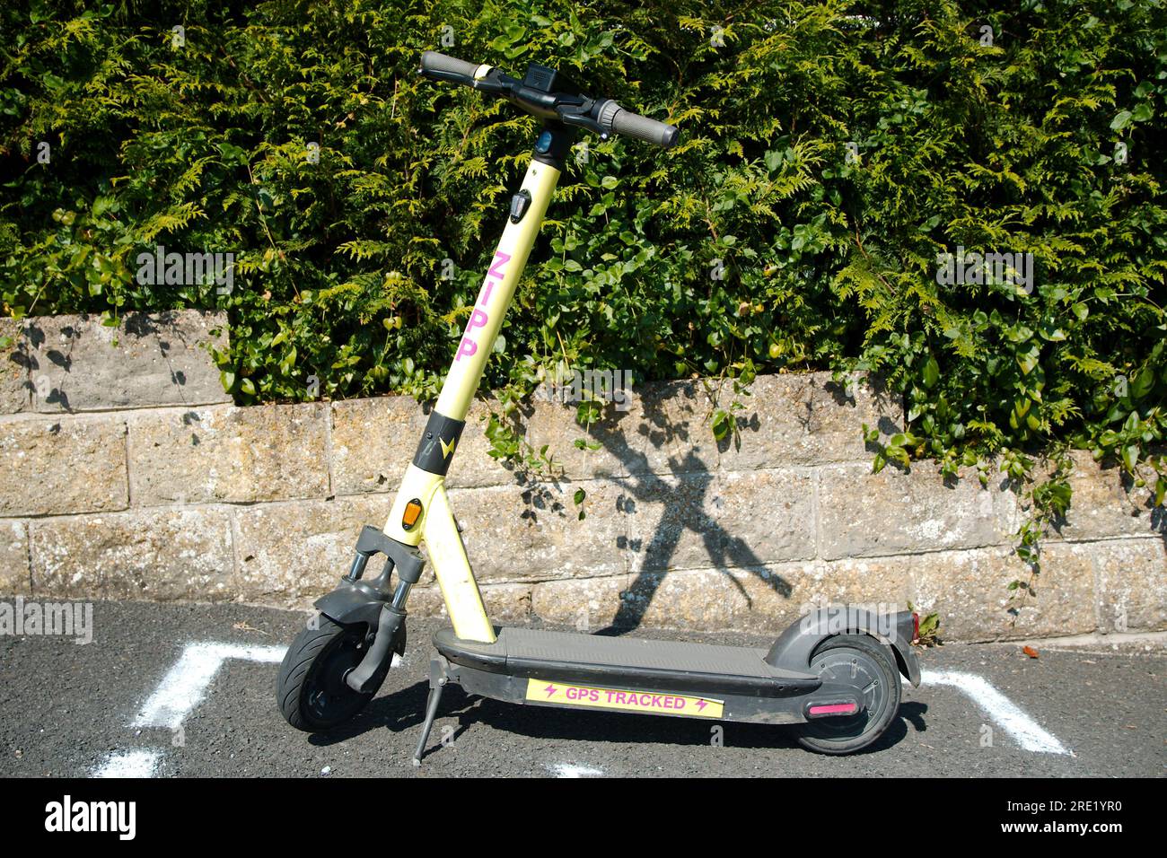 Barnstaple, Devon, Großbritannien - 3. Juni 2023: Vom örtlichen gemeinderat verwaltetes Elektromotorrollersystem. Stockfoto