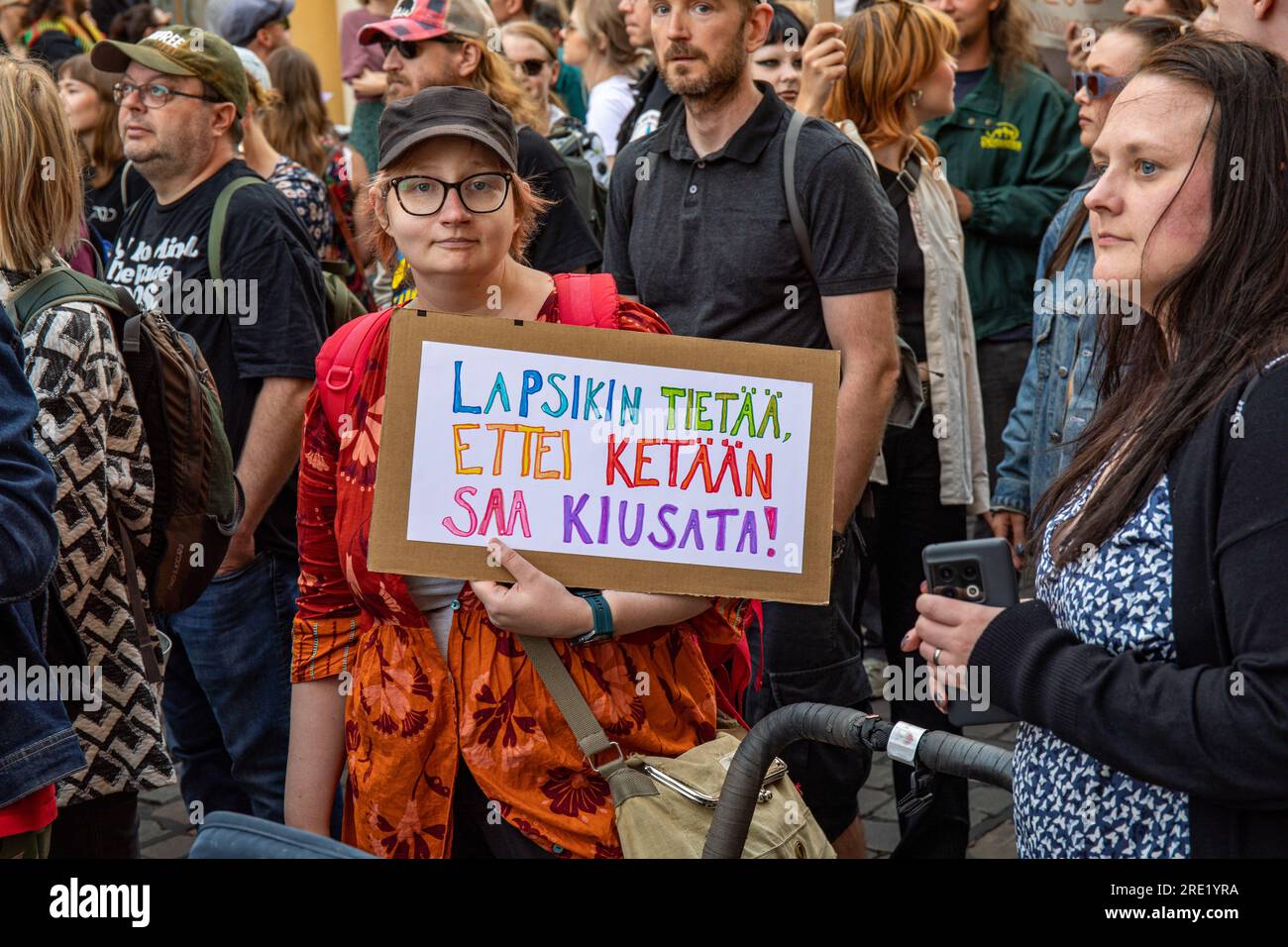 Eine Frau mit einem handgemachten Schild bei Nollatoleranssi! Demonstration gegen rechtsextreme Politik in der Regierung von PM Petteri Orpo in Helsinki, Finnland. Stockfoto