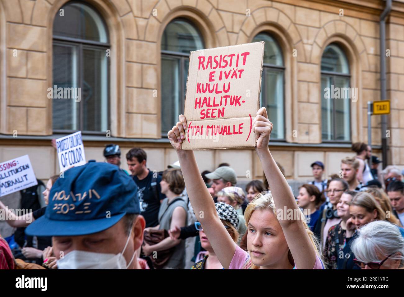 Demonstranten mit einem handgefertigten Pappschild bei Nollatoleranssi! Demonstration gegen rechtsextreme Politik in der Koalitionsregierung von PM Petteri Orpo. Stockfoto
