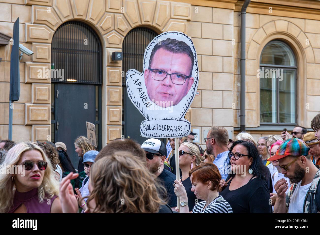 Lapanen. Handgemachtes Schild mit Foto von Premierminister Petteri Orpo bei Nollatoleranssi! Demonstration gegen rechtsextreme Politik in der Regierung. Stockfoto