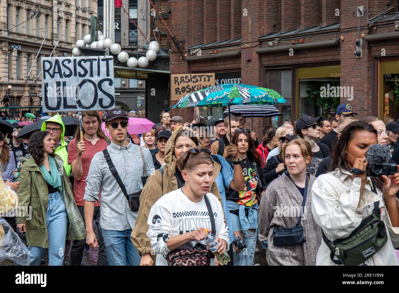 Anti-Rassismus-Demonstranten marschieren auf Nollatoleranssi! Rasistit ulos hallituksesta Protest in Helsinki, Finnland. Stockfoto